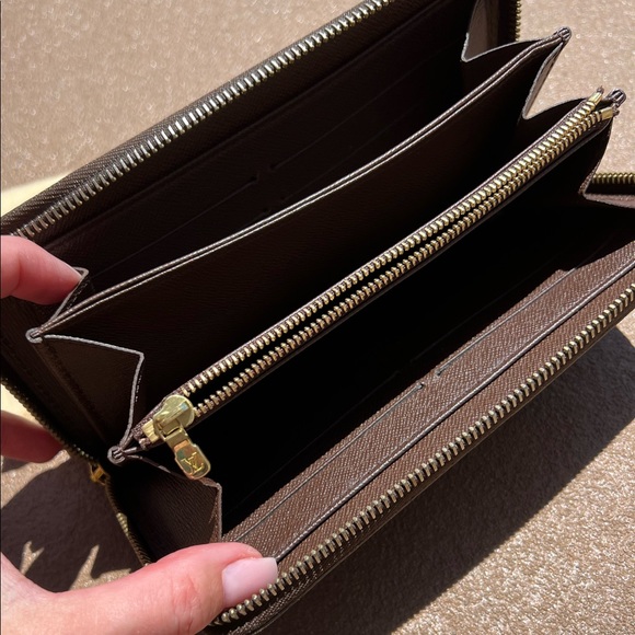 Luis Vuitton Damier Ebene Zippy Wallet - Picture 2 of 4